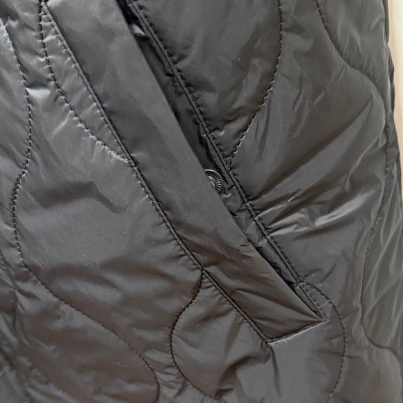 GAP Black Water-Resistant Vest - Picture 8 of 11